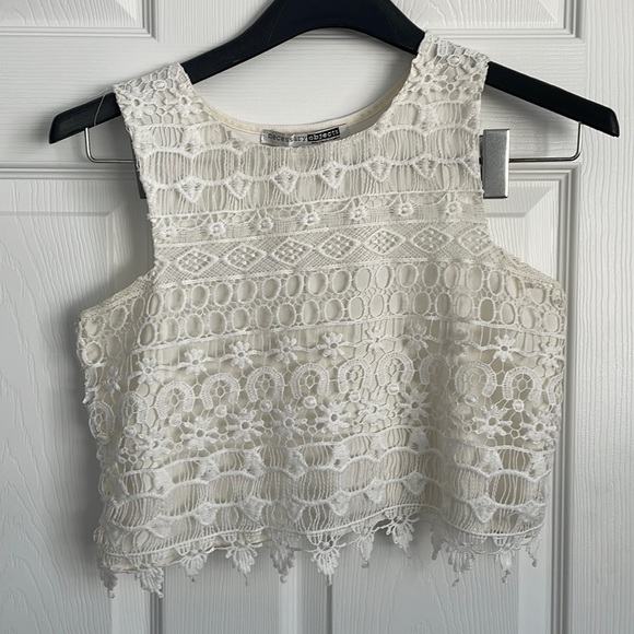 Scalloped Edge White Lace Cropped Shell Sleeveless Tank Top - Picture 1 of 3